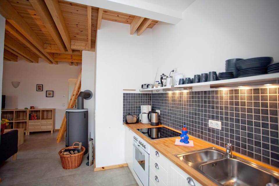 Kitchen or kitchenette, pet friendly, stove