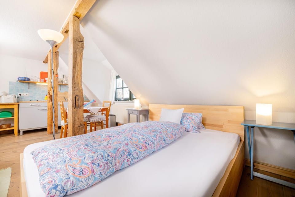 Bed, Photo of the whole room, Seating area, Bedroom, kitchen