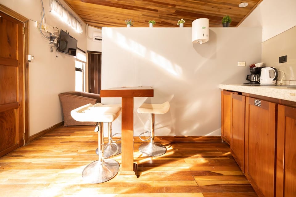 Coffee/tea facilities, Kitchen or kitchenette, Dining area