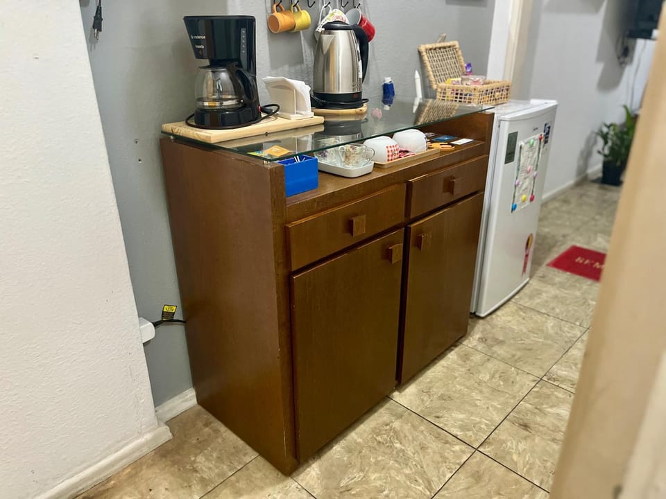 Kitchen or kitchenette, minibar