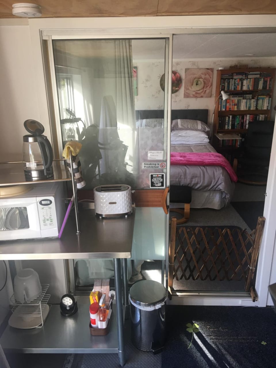Coffee/tea facilities, Food and drinks, Food