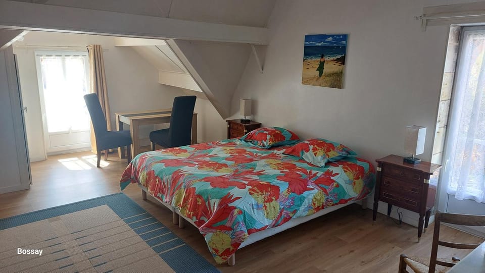 Bed, Photo of the whole room, Seating area