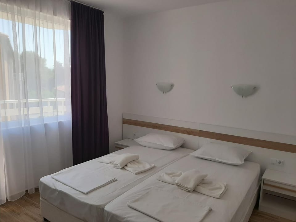 Bed, Balcony/Terrace, Photo of the whole room, Tennis court, internet, minibar, towels, air conditioner