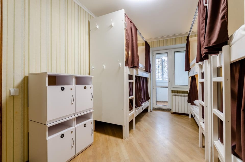 Photo of the whole room, Decorative detail, bunk bed