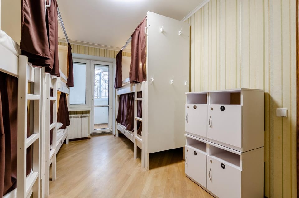 Photo of the whole room, Decorative detail, bunk bed