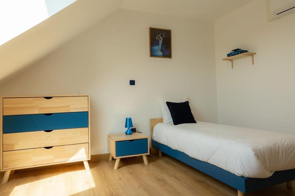 Bed, Photo of the whole room, Bedroom