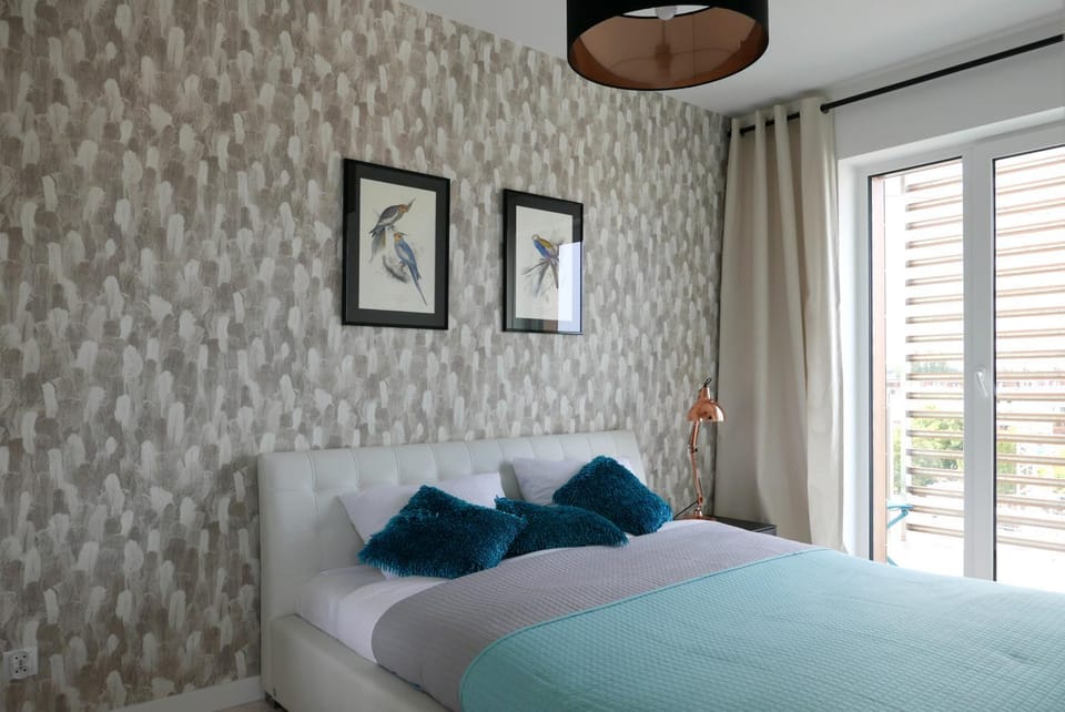 Bed, TV and multimedia, Bedroom