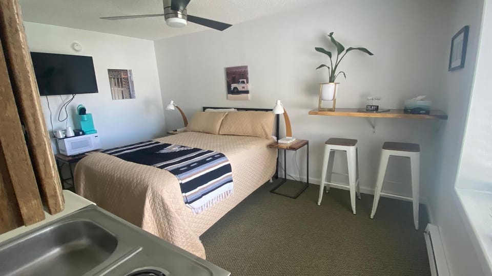 Bed, TV and multimedia, Seating area, Bedroom, fireplace