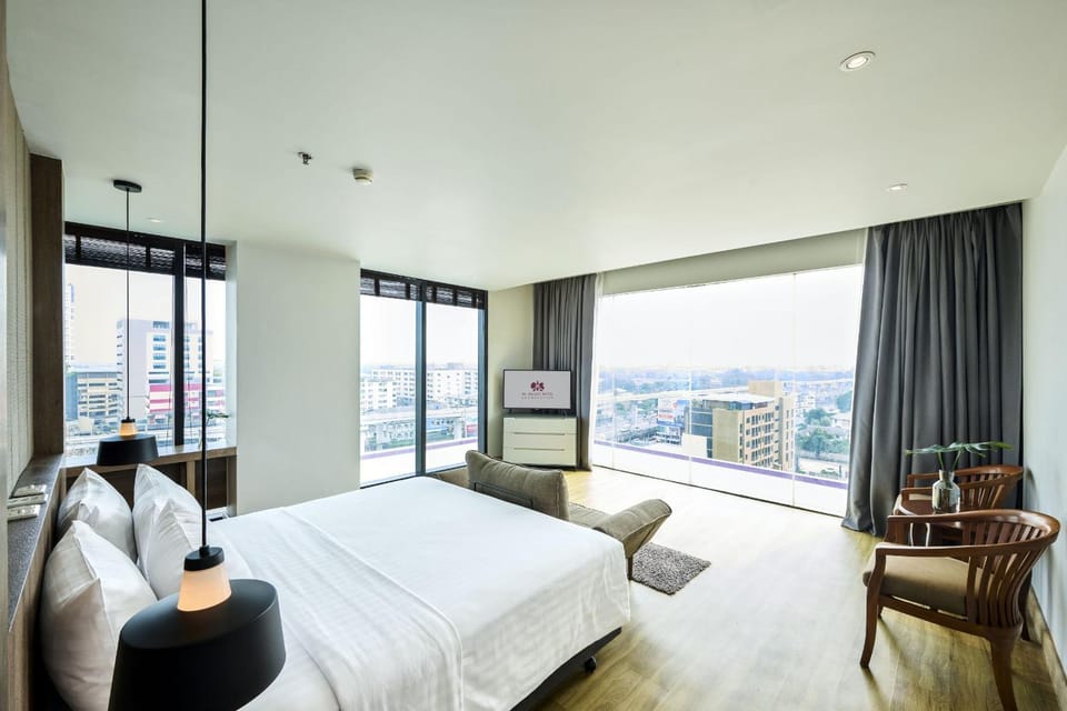 Communal lounge/ TV room, Bed, TV and multimedia, View (from property/room), Balcony/Terrace, Living room, Photo of the whole room, Seating area, Evening entertainment, Bedroom