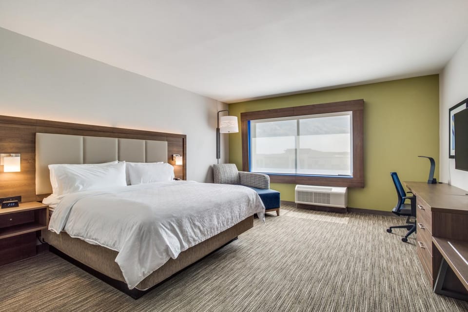 Bed, TV and multimedia, Bedroom, hair dresser