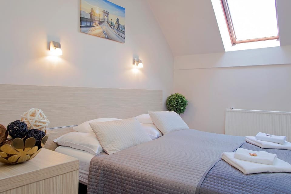 Bed, Coffee/tea facilities, Dining area, Bedroom
