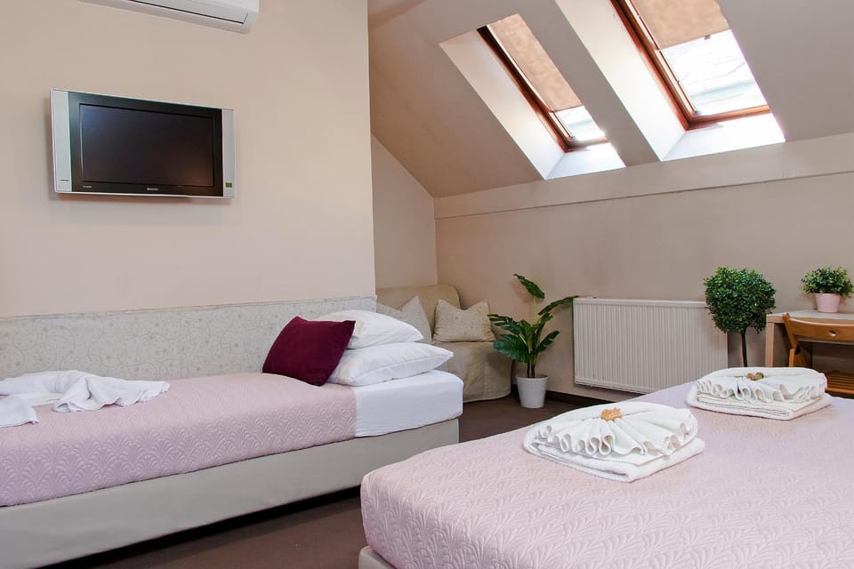Bed, TV and multimedia, Photo of the whole room, Seating area, Bedroom, air conditioner