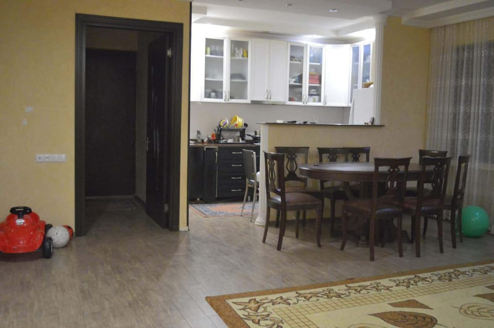 Kitchen or kitchenette, Living room, Seating area, Dining area