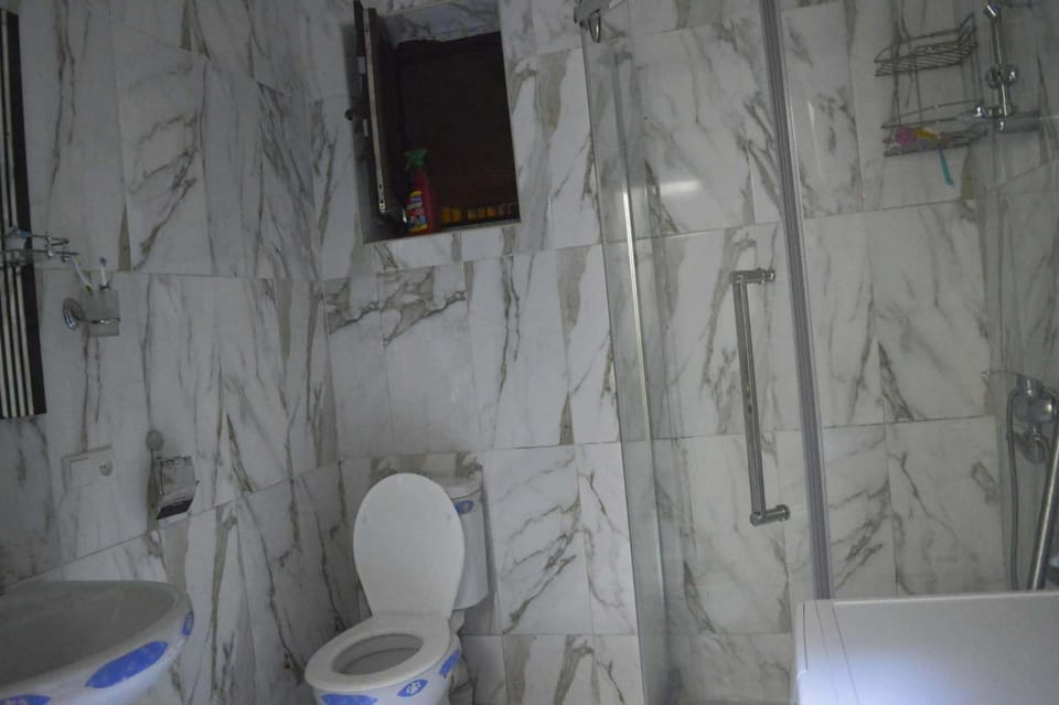 Shower, Toilet, Bath
