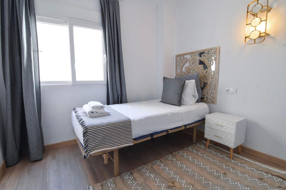 Photo of the whole room, Bedroom