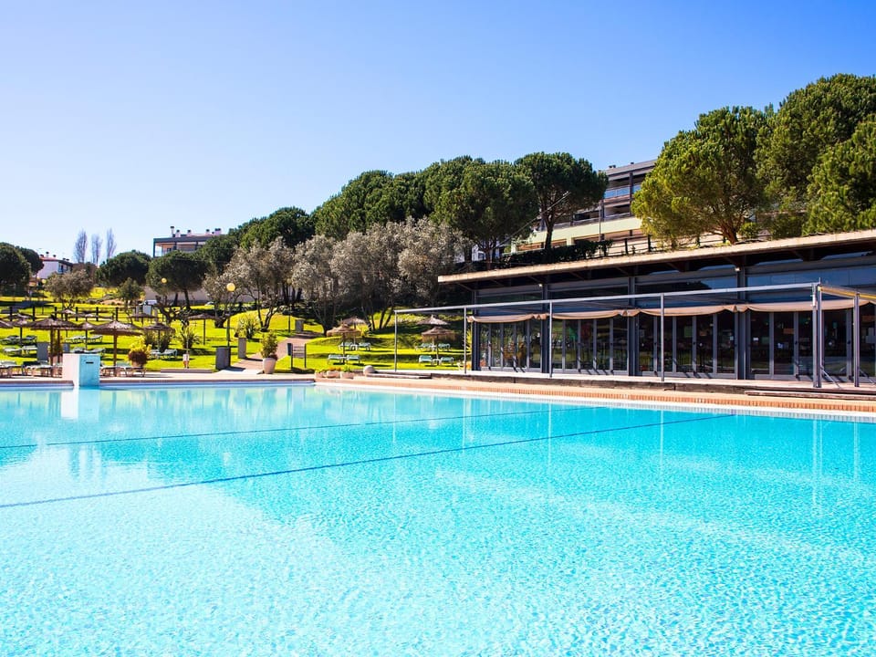 Restaurant/places to eat, Pool view, Swimming pool