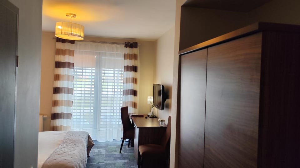 Bed, TV and multimedia, Photo of the whole room, Bedroom, hair dresser, wardrobe