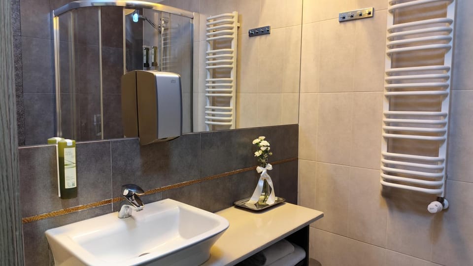 Shower, Bathroom, towels
