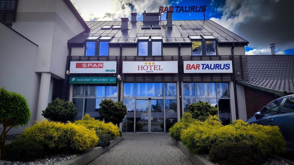 Property building, Day, Property logo or sign, Logo/Certificate/Sign, Text overlay, Certificate/Award, Parking
