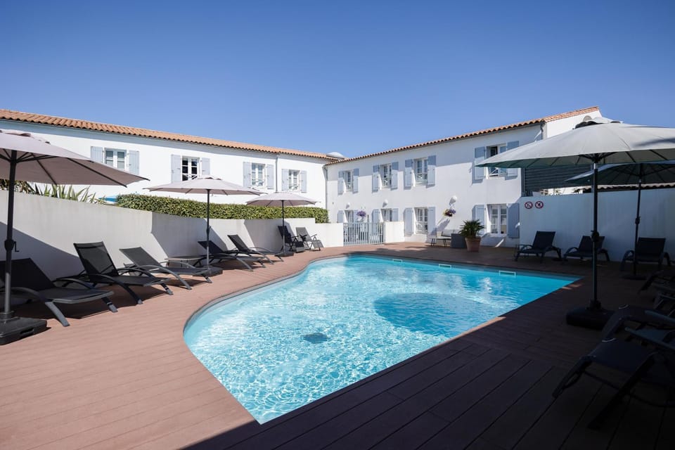 Property building, Patio, Pool view, Swimming pool, sunbed