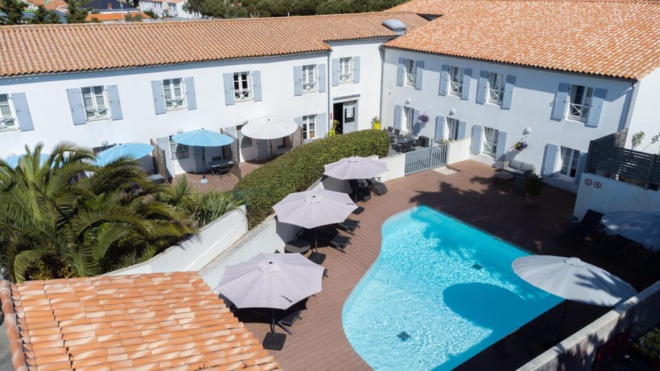 Property building, Patio, Pool view, Swimming pool, Parking, sunbed