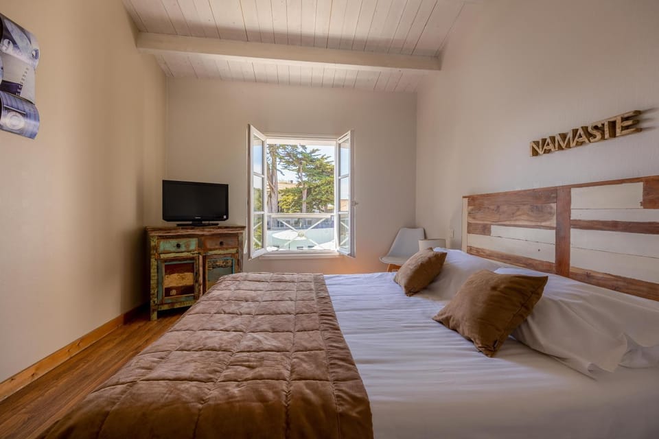 Bed, TV and multimedia, Photo of the whole room, Bedroom, towels