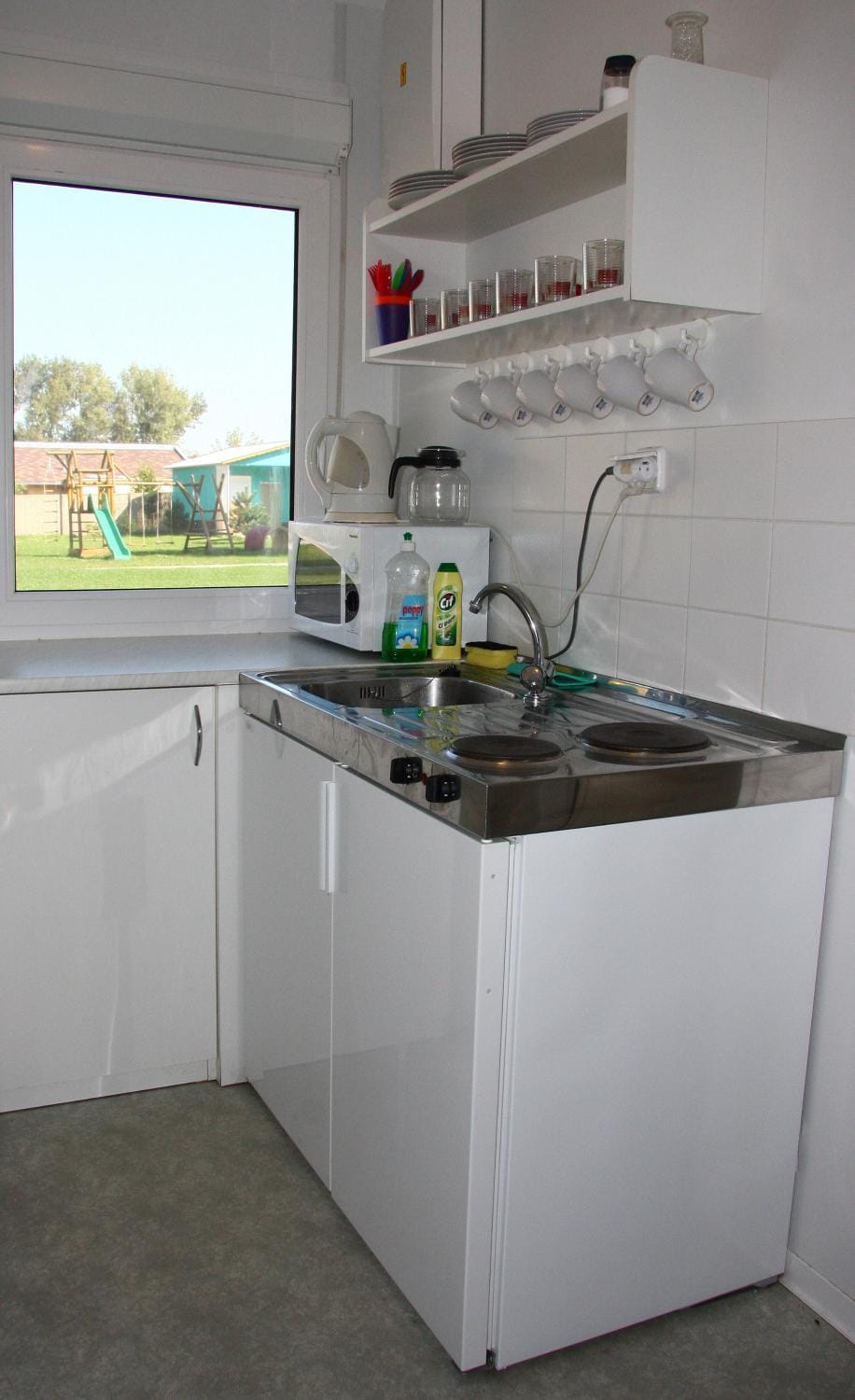 Kitchen or kitchenette, minibar, stove