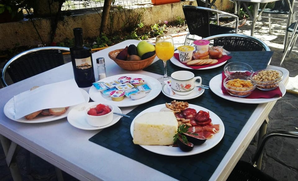 Staff, Restaurant/places to eat, Spring, Food close-up, Food close-up, People, Summer, Food and drinks, Food and drinks, Other, Autumn, On site, Food, Area and facilities, Breakfast, Continental breakfast, Sunrise, Family