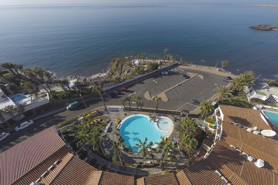 Property building, Neighbourhood, Beach, Swimming pool