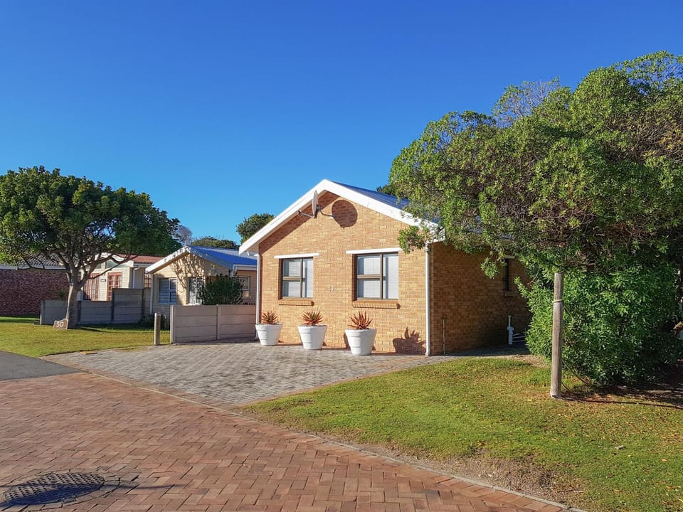 Property building, Day, Garden, Garden view, Street view