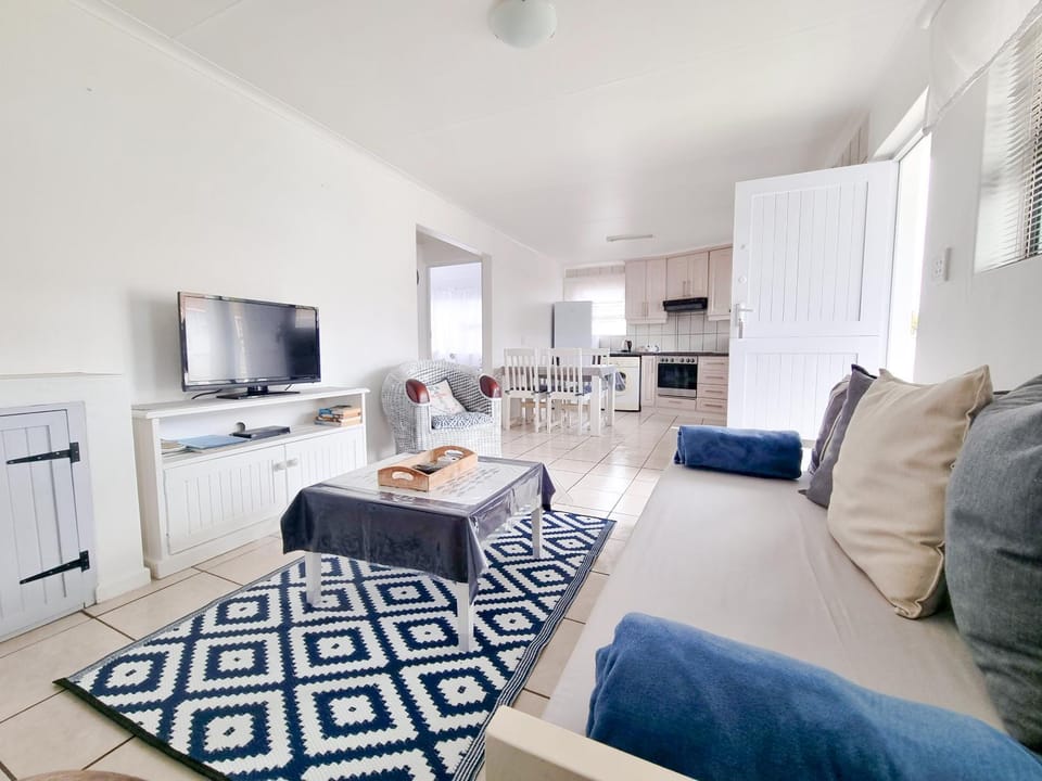 TV and multimedia, Kitchen or kitchenette, Living room, Seating area, Dining area