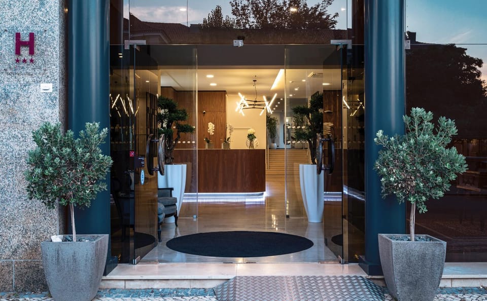 Property building, Facade/entrance, Lobby or reception