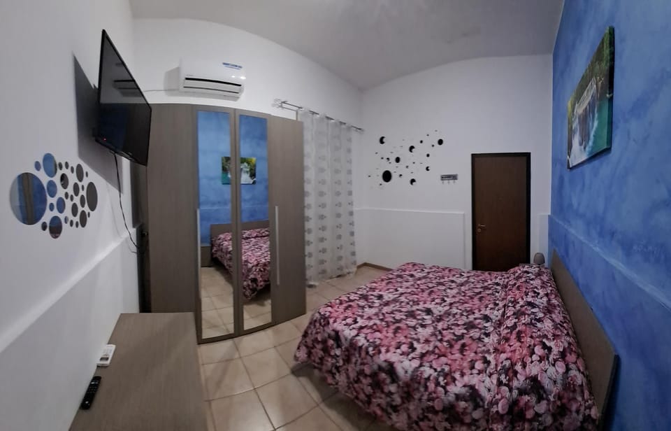 Bed, TV and multimedia, Photo of the whole room, Evening entertainment, Bedroom, wardrobe, air conditioner