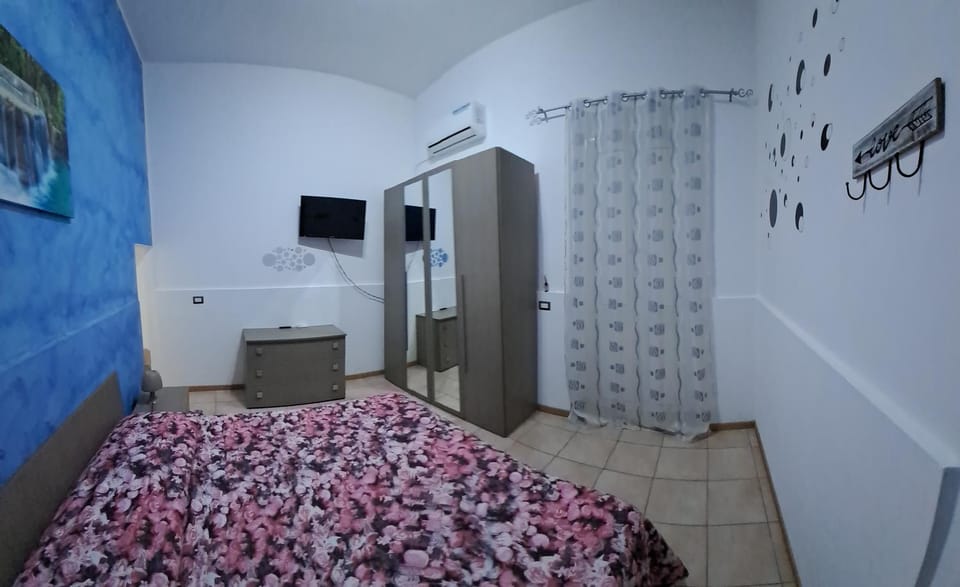 Bed, TV and multimedia, Kitchen or kitchenette, Photo of the whole room, Bedroom, wardrobe