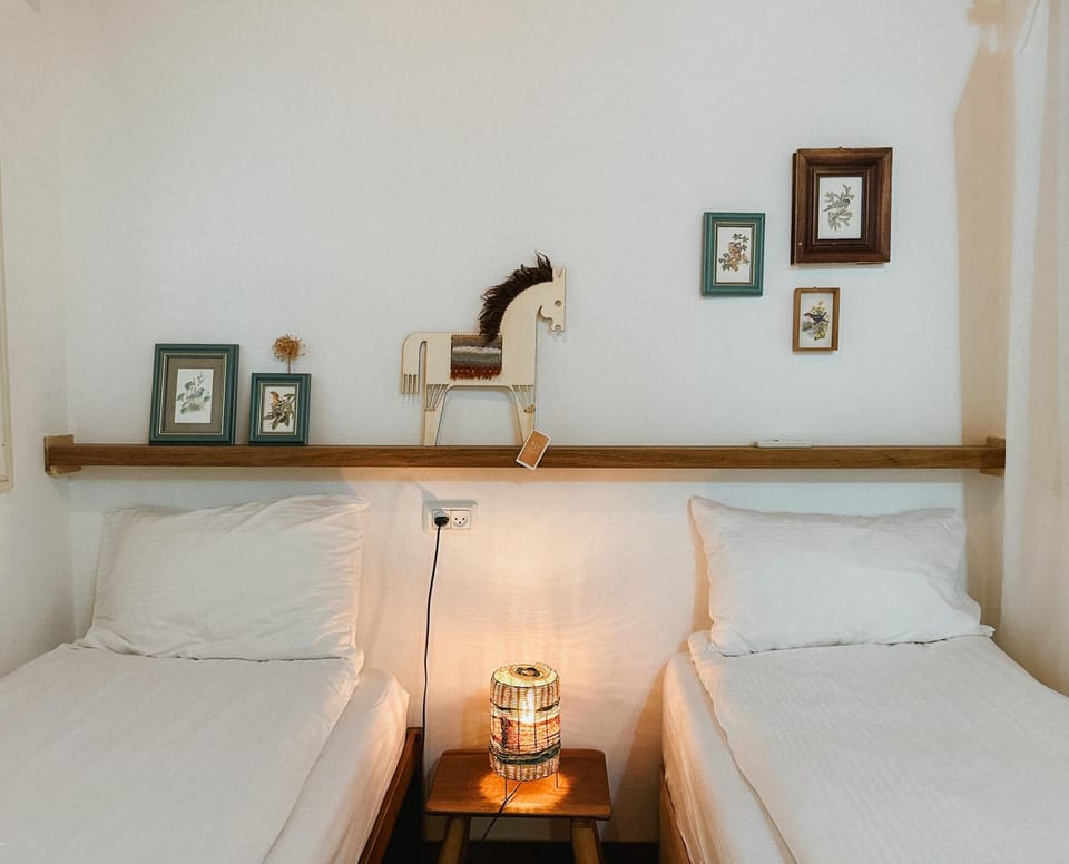 Bed, Photo of the whole room, Decorative detail, Bedroom