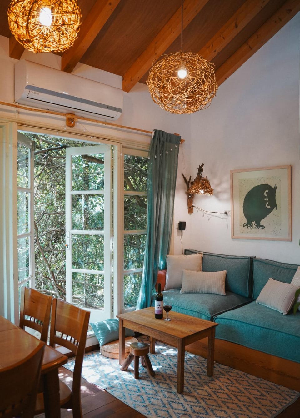 Living room, Seating area, air conditioner