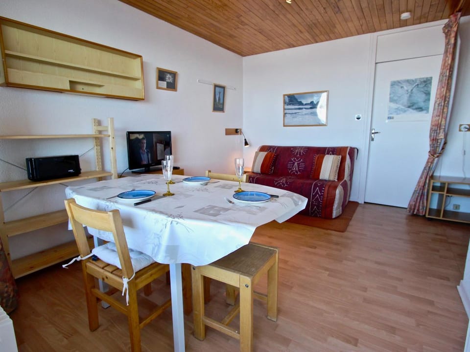 Studio spacieux 2 places proche pistes avec balcon - FR-1-340-18 Apartment in Provence