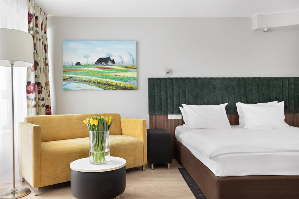 Bed, Photo of the whole room, Seating area, Bedroom