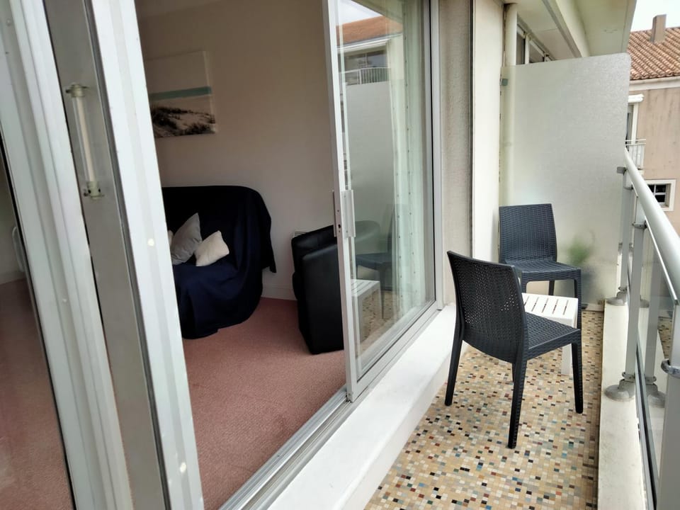 Appartement lumineux 2 pièces à 100 m de la plage et du marché Arago, avec balcon et parking sécurisé - FR-1-331-100 Apartment in Les Sables-d'Olonne
