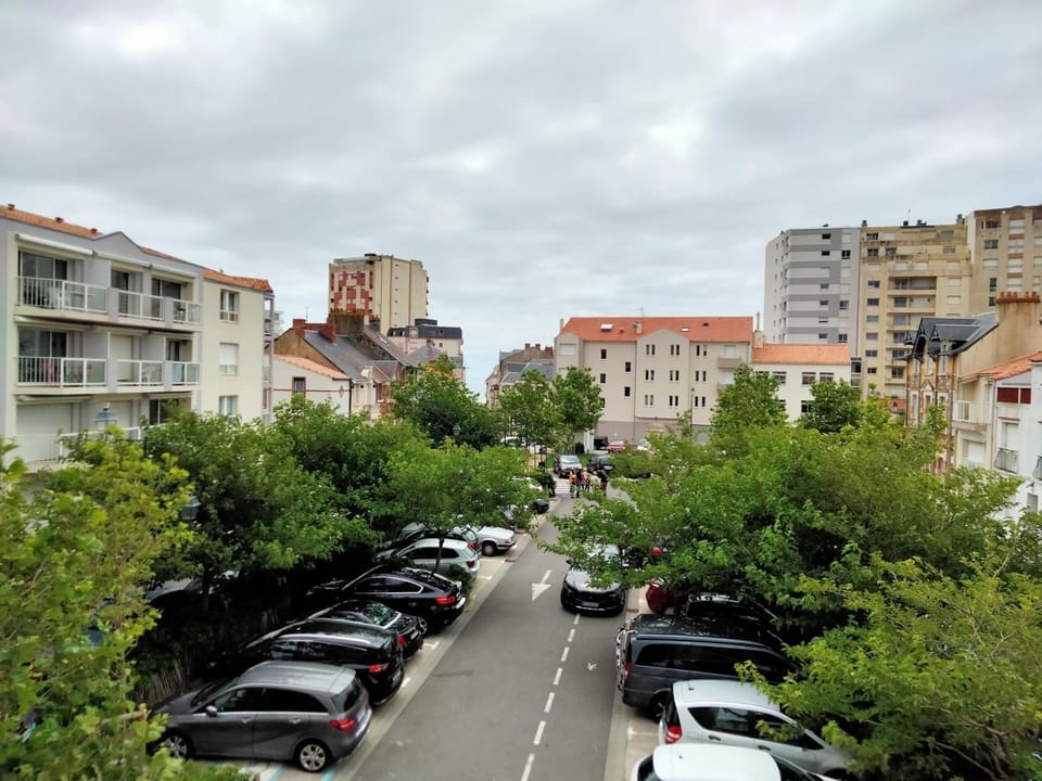 Appartement lumineux 2 pièces à 100 m de la plage et du marché Arago, avec balcon et parking sécurisé - FR-1-331-100 Apartment in Les Sables-d'Olonne