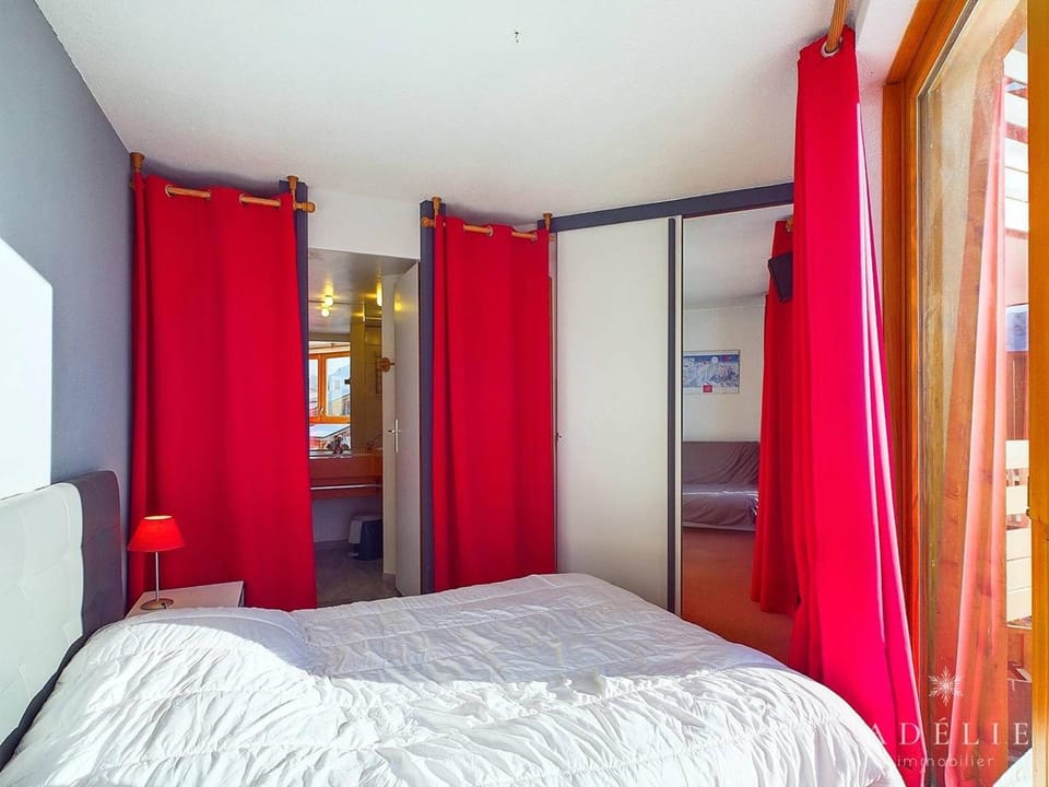 Charmant 2P avec Parking, Balcon, près des Pistes et Commerces à Montvalezan - FR-1-398-509 Apartment in Montvalezan