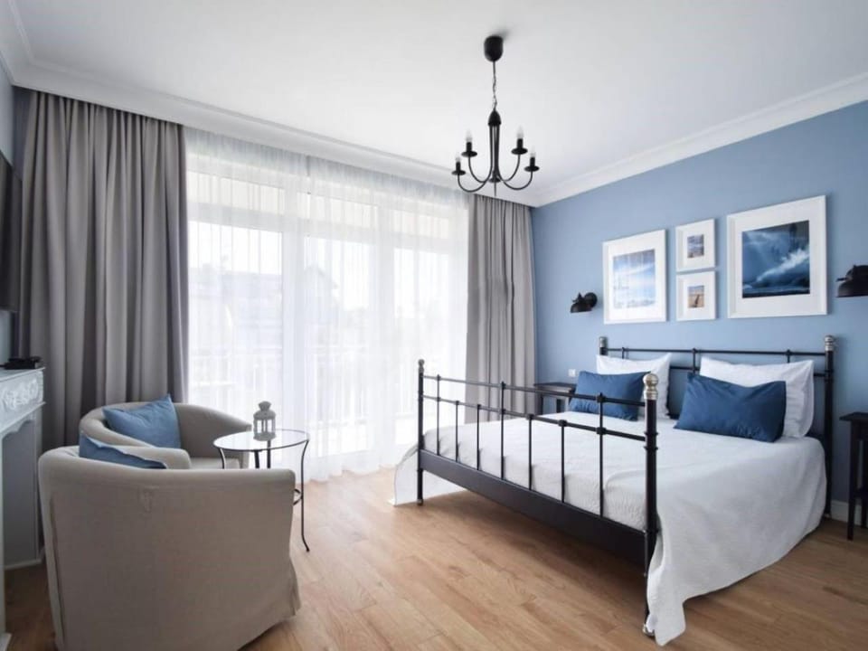 Bed, Photo of the whole room, Seating area, Bedroom