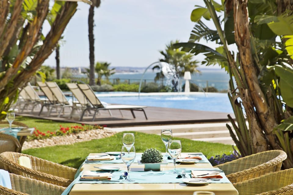 Restaurant/places to eat, Balcony/Terrace, Food and drinks