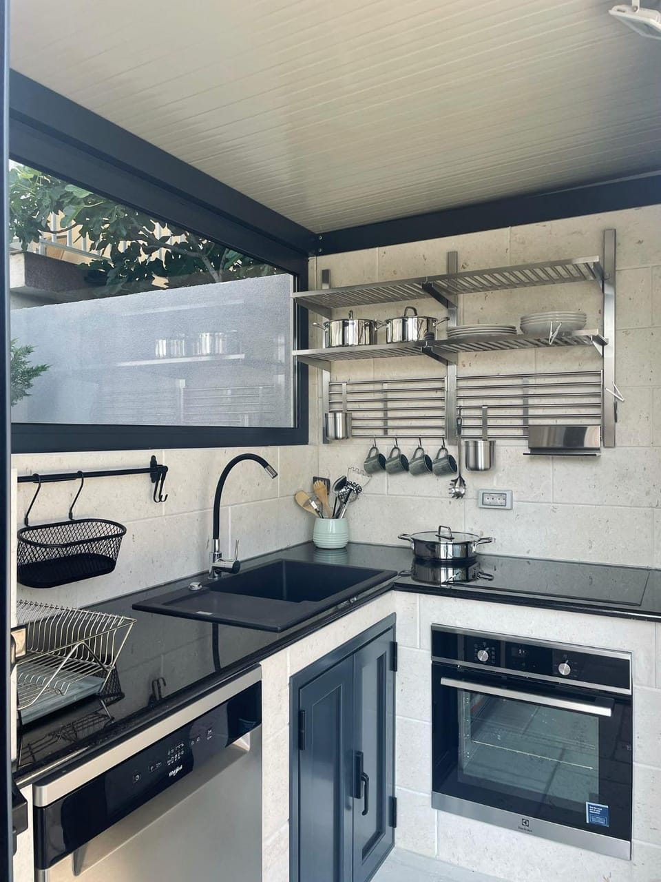 Kitchen or kitchenette, dishwasher, stove