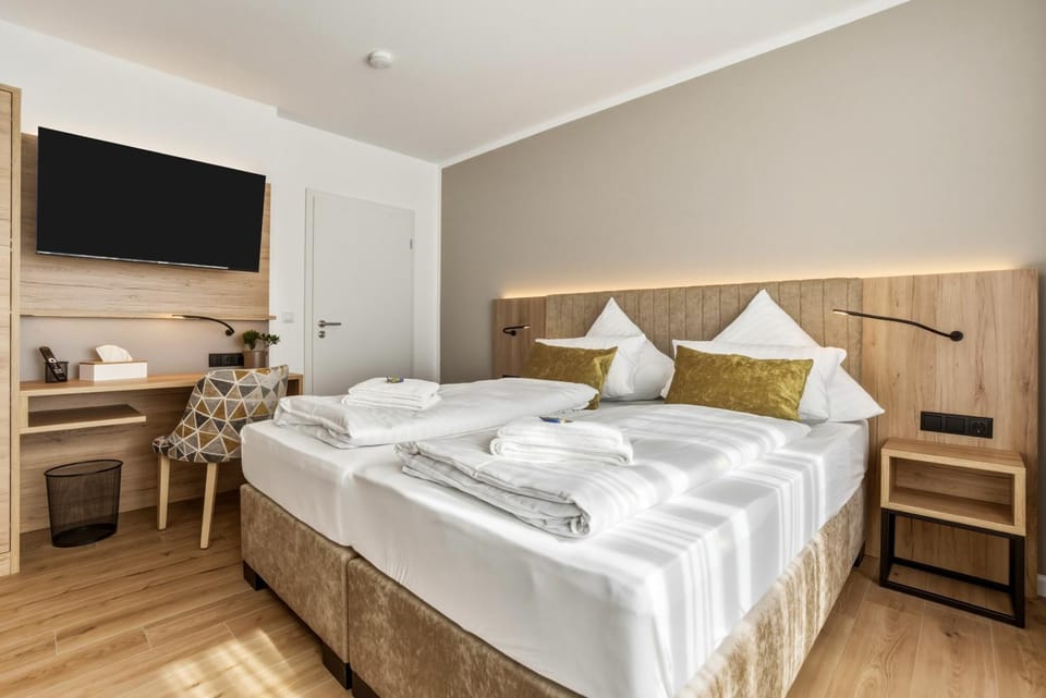 Bed, TV and multimedia, Photo of the whole room, towels