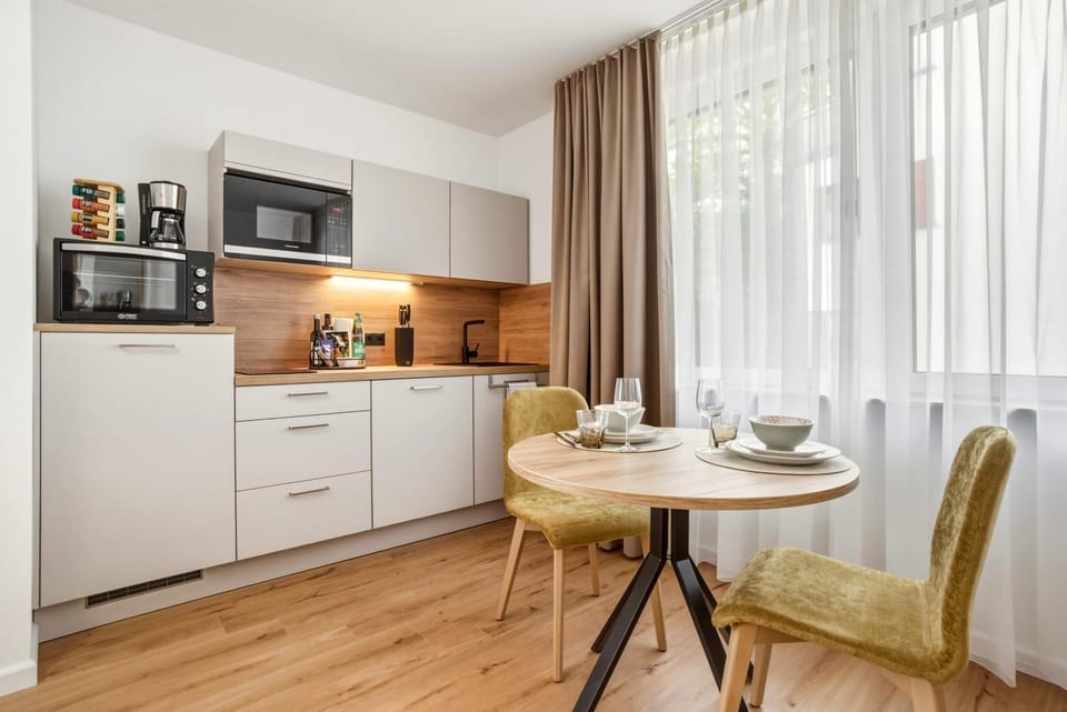 Coffee/tea facilities, Kitchen or kitchenette, Dining area, oven, stove, toaster