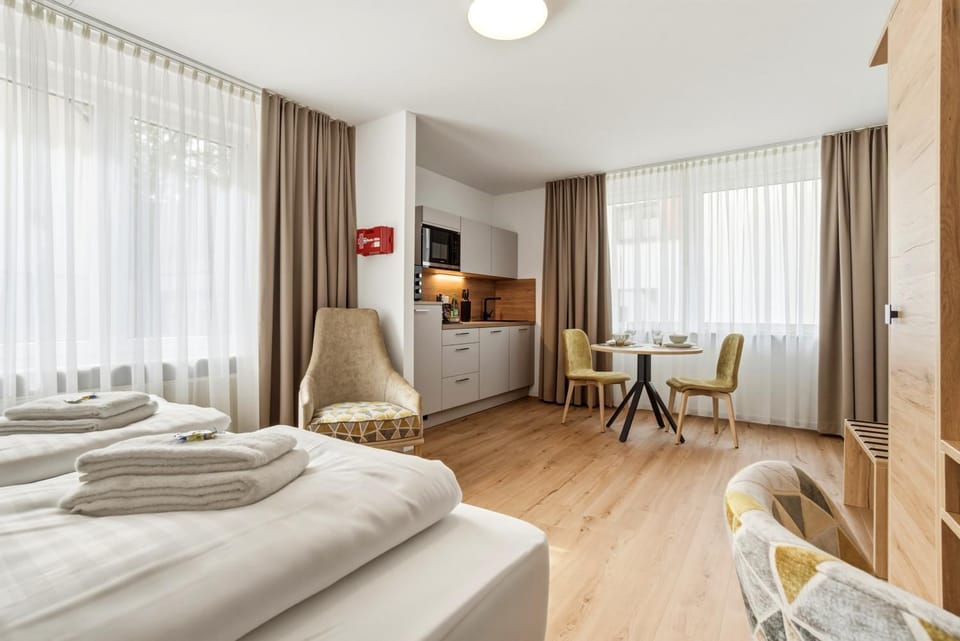 Bed, TV and multimedia, Kitchen or kitchenette, Photo of the whole room, Seating area, towels