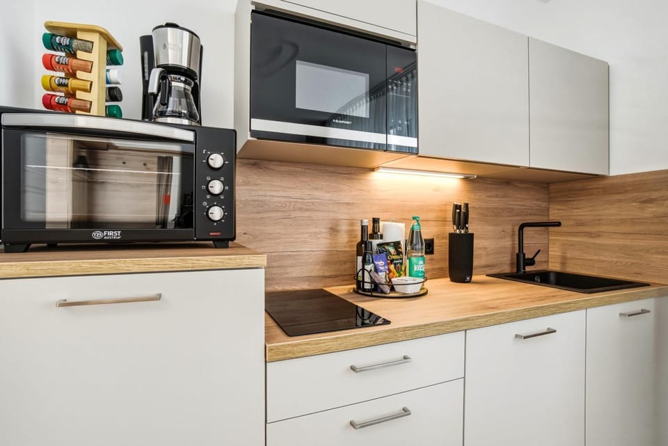 Coffee/tea facilities, Kitchen or kitchenette, microwave, oven, stove, toaster, washing machine