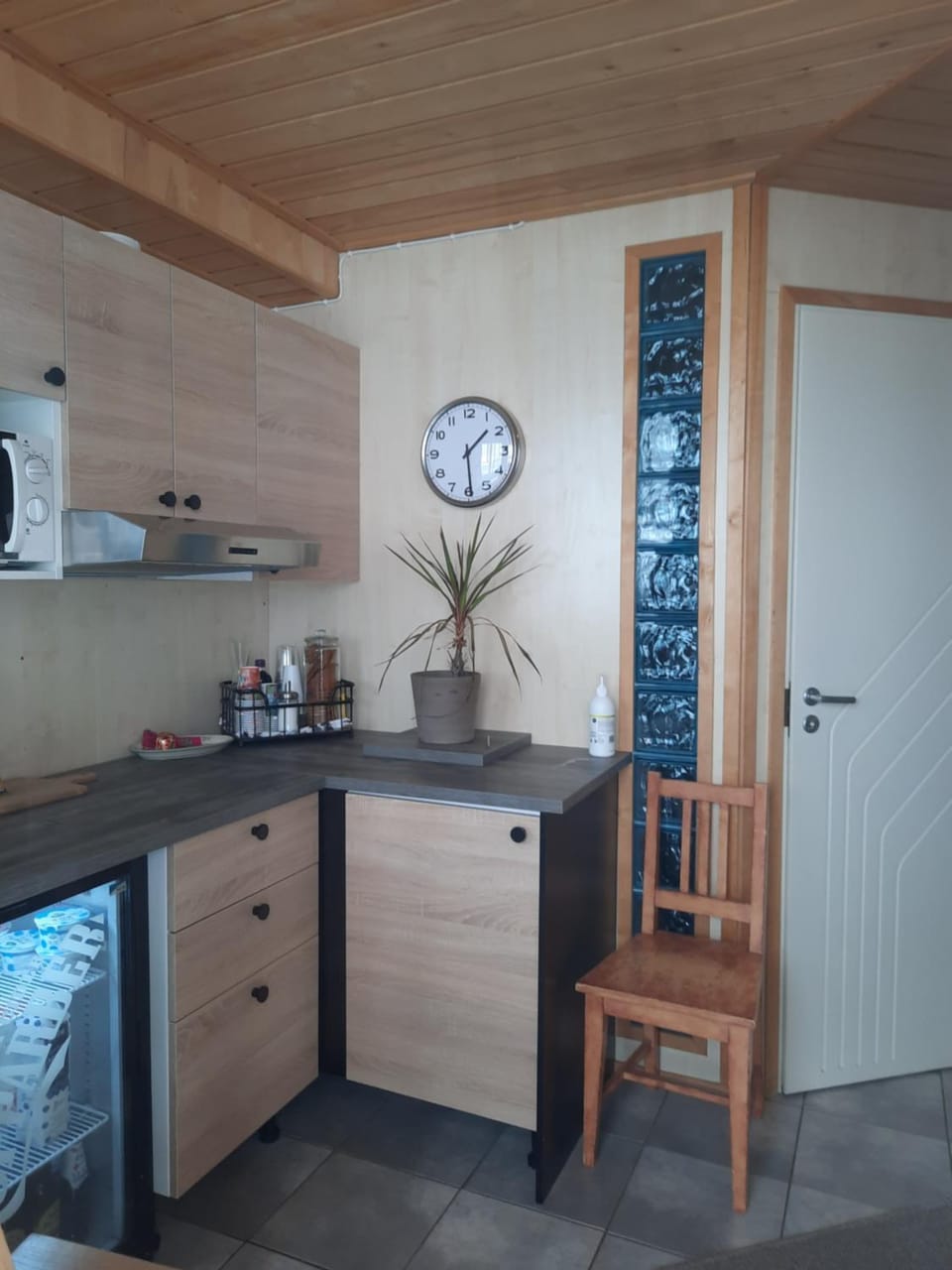 Kitchen or kitchenette, minibar, oven