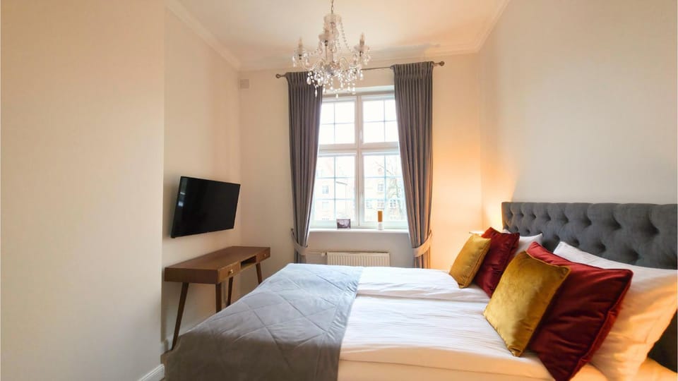 Bed, TV and multimedia, View (from property/room), Photo of the whole room, Seating area, Evening entertainment, Bedroom, Garden view, Inner courtyard view